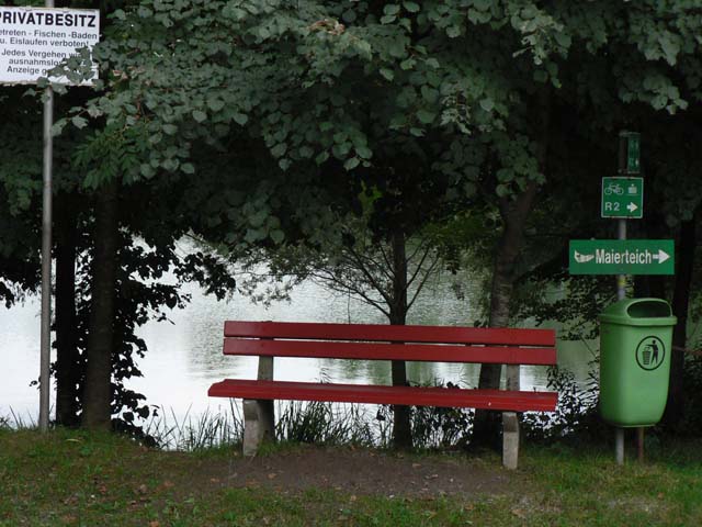 F670-Verbotstafeln en masse nahe der Mur